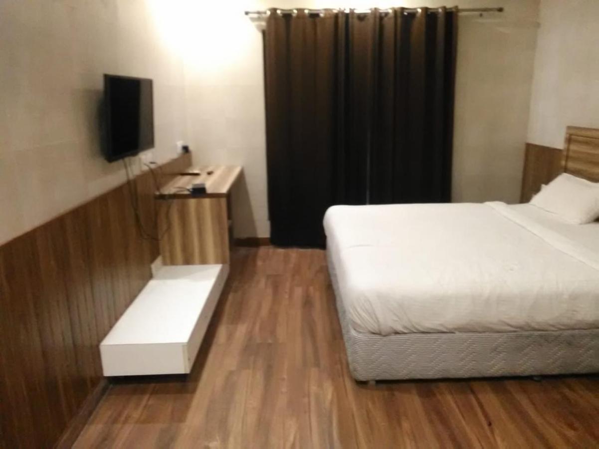 Aval International Hotel Gurgaon Bagian luar foto